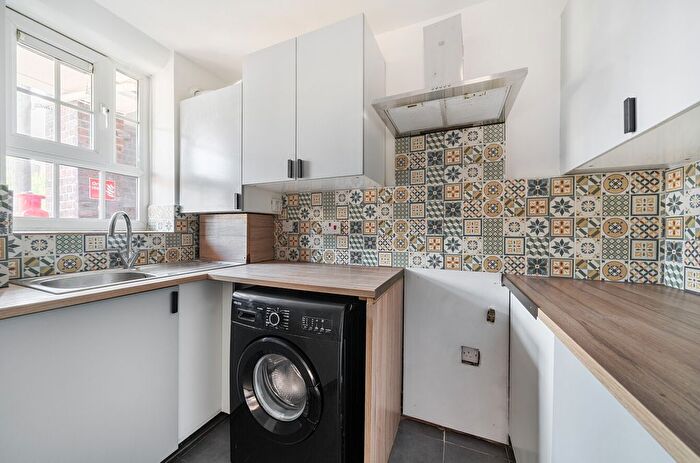 3 Bedroom Flat To Rent In Provost Estate, London, N1