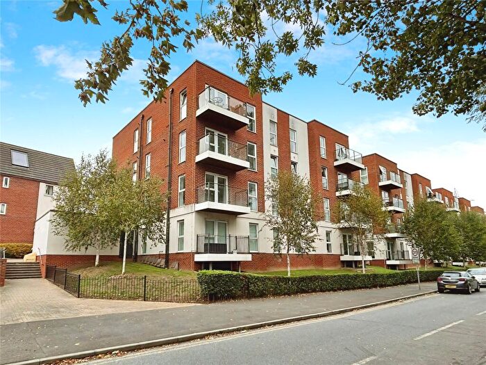 2 Bedroom Flat For Sale In Alcock Crescent, Crayford, Dartford, DA1