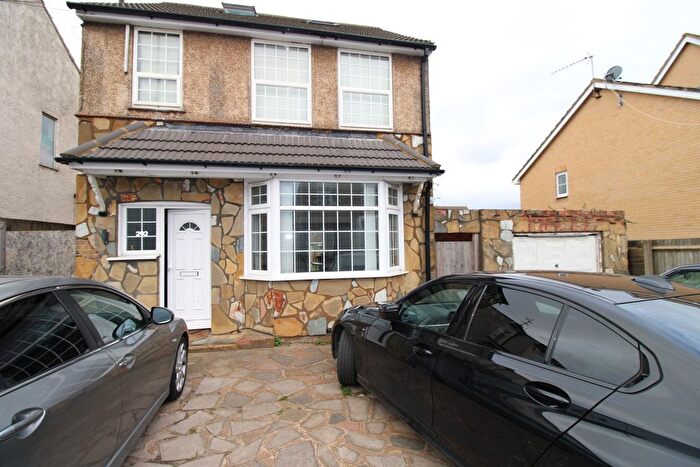 5 Bedroom Detached House To Rent In Oakley Road, Luton, LU4