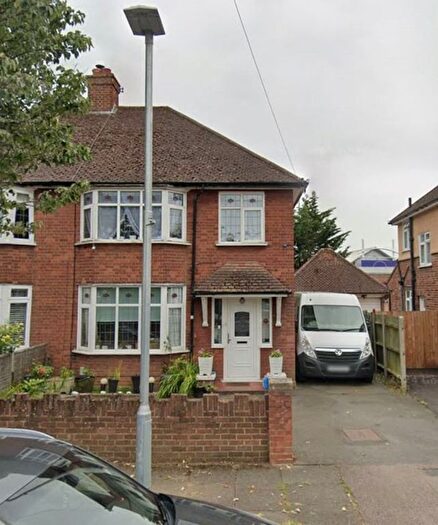 3 Bedroom Semi Detached House To Rent In Kingsbrook Road, Bedford, MK42