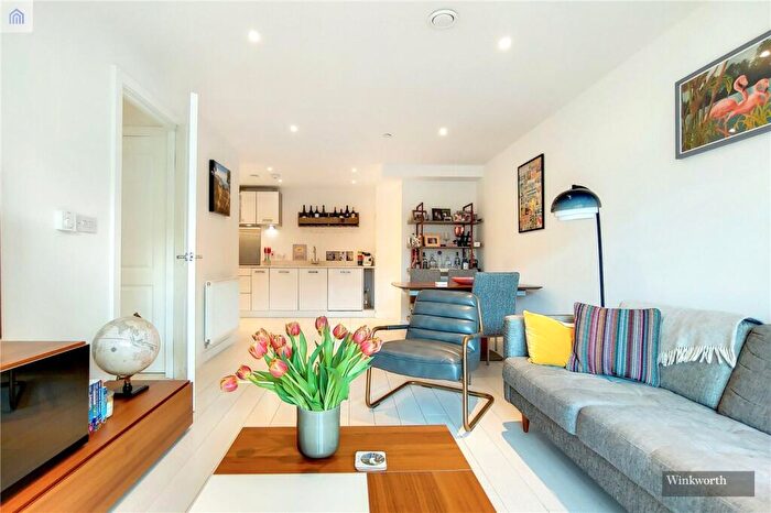 2 Bedroom Apartment To Rent In Atkins Square, Dalston Lane, E8