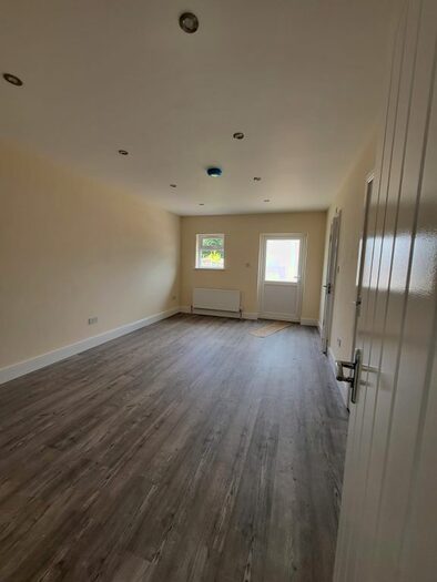 Studio To Rent In Elm Park, Stanmore, Greater London, HA7