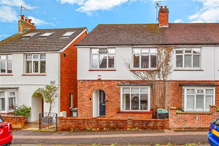 4 Bedroom Semi-detached House For Sale In Lawn Road, Tonbridge, Kent, TN9
