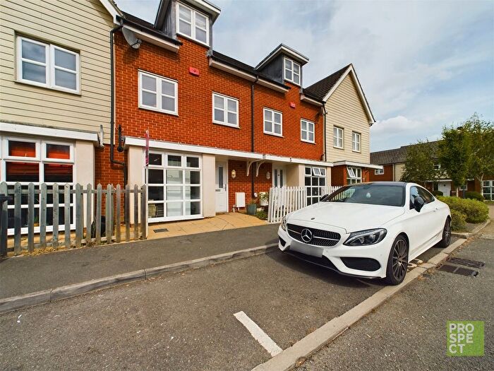 4 Bedroom Town House To Rent In Daylesford Grove, Slough, Berkshire, SL1