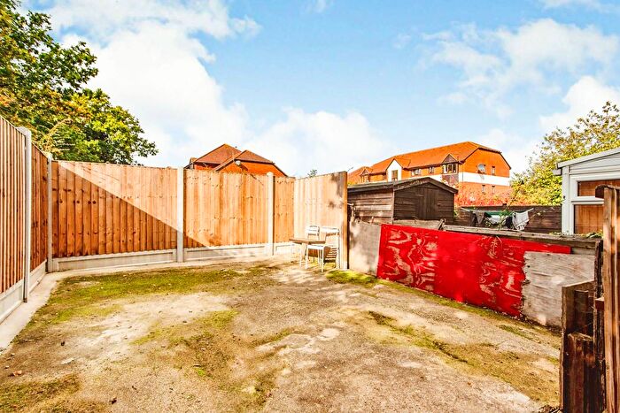 1 Bedroom End Of Terrace House For Sale In Banner Close, Purfleet, RM19