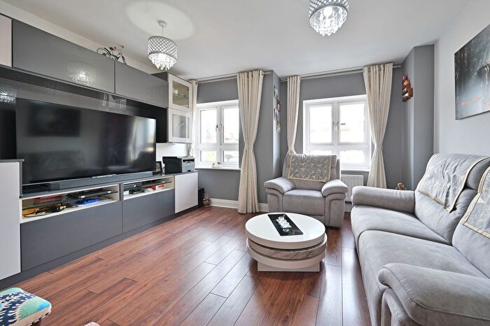 3 Bedroom Terraced House For Sale In Neilson Close, Watford, WD18