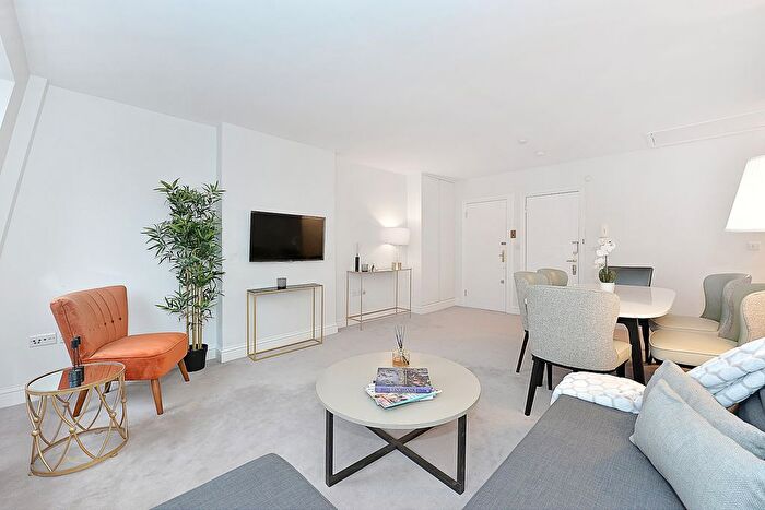 2 Bedroom Flat To Rent In Cadogan Square, London, SW1X
