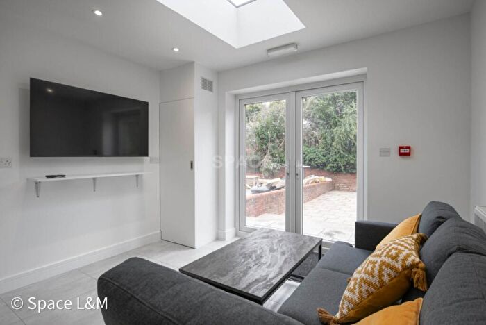 5 Bedroom Terraced House To Rent In Grange Avenue, Reading, Berkshire, RG6