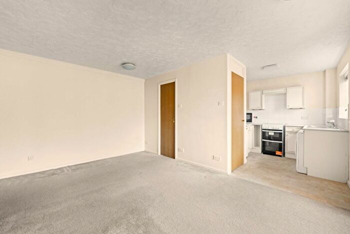 Flat To Rent In Lewis Court, Stubbs Drive, SE16