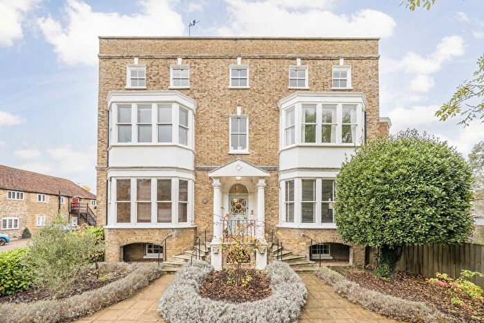 2 Bedroom Flat For Sale In Russell Road, Shepperton, TW17