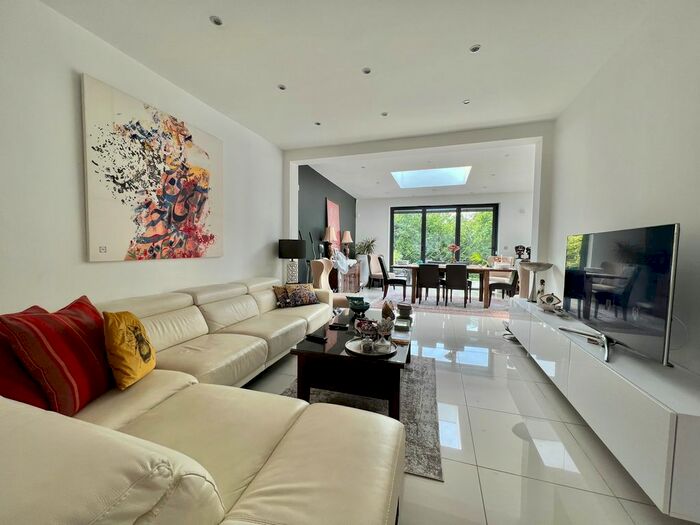 4 Bedroom Semi-Detached House To Rent In Hillcrest Gardens, London, N3