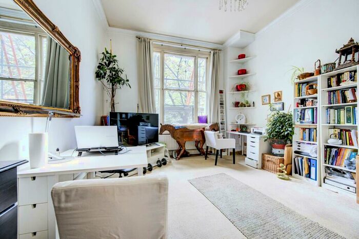 2 Bedroom Flat To Rent In Redcliffe Gardens, Chelsea, London, SW10