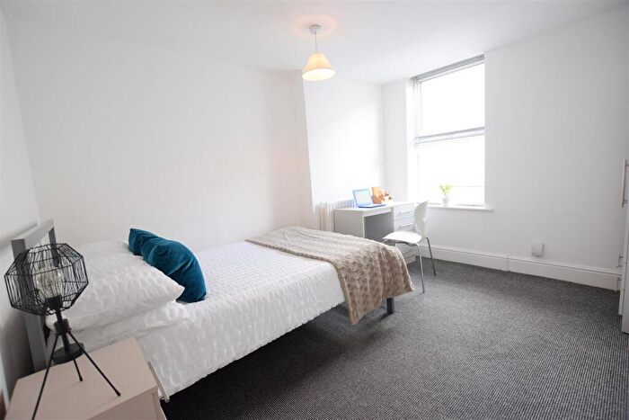 2 Bedroom Flat To Rent In Knight Place - Student House - /, LN5