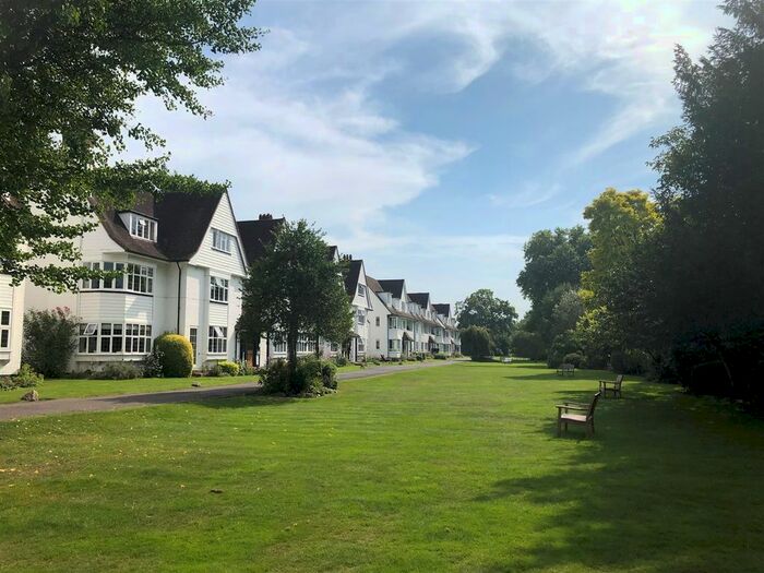 2 Bedroom Flat For Sale In Watts Road, Thames Ditton, KT7