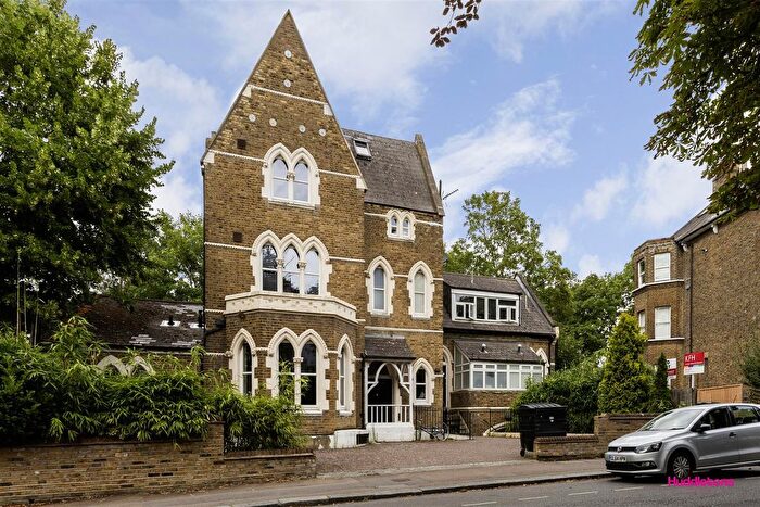 3 Bedroom Flat To Rent In Crescent Road, London, N8