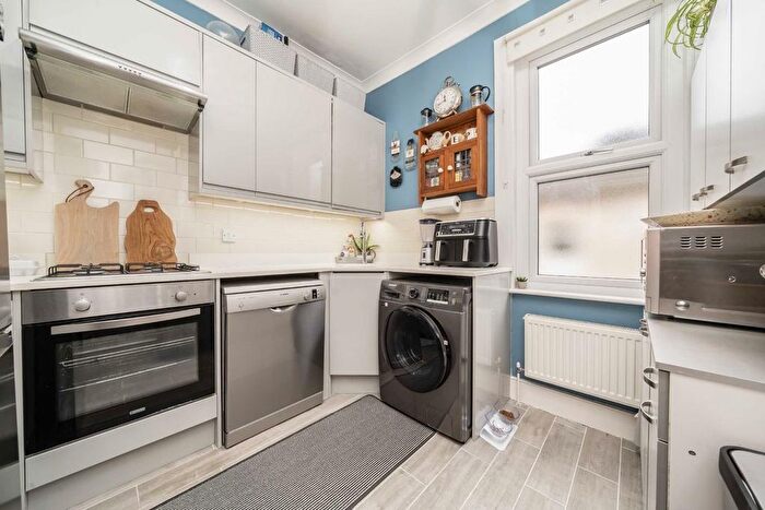 2 Bedroom Flat To Rent In Chapter Road, London, NW2