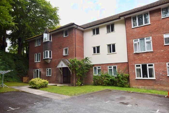 2 Bedroom Flat To Rent In Dickers Lane, Alton, GU34