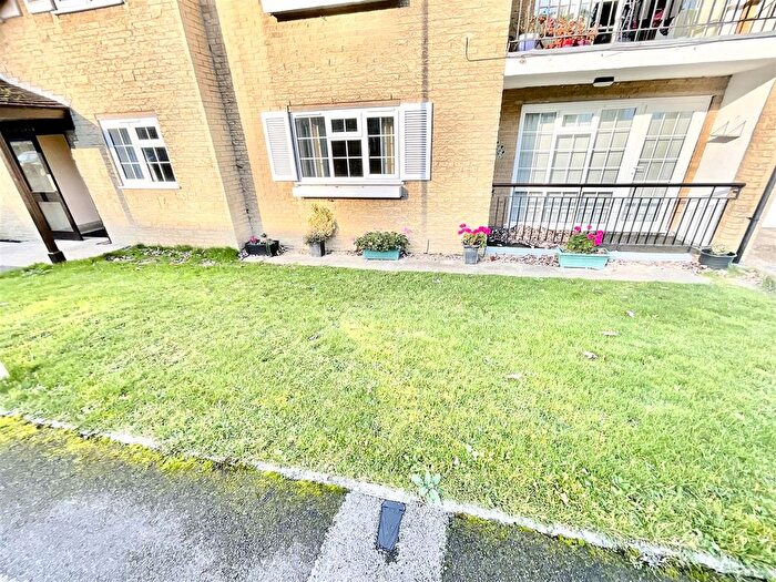 2 Bedroom Flat To Rent In The Glade, Scarborough, YO11