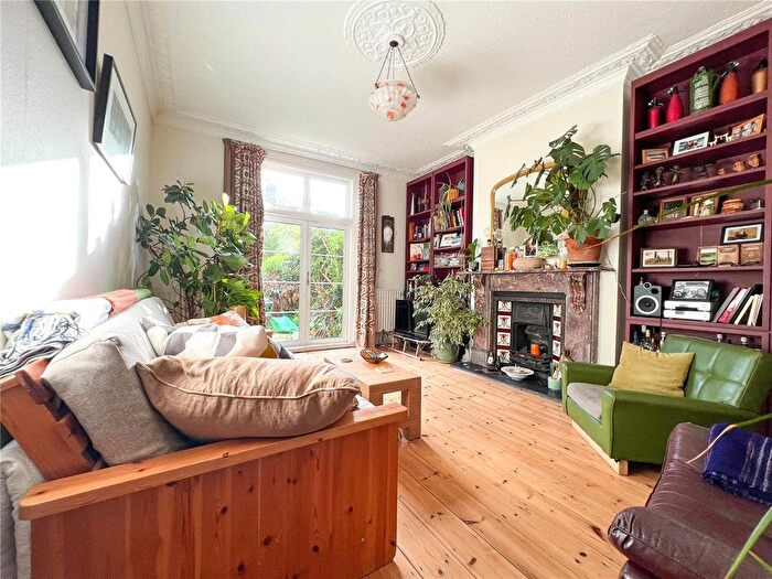 1 Bedroom Flat To Rent In Winterwell Road, London, SW2