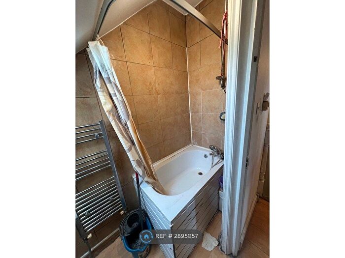 1 Bedroom Flat To Rent In Eastern Avenue, Ilford, IG2