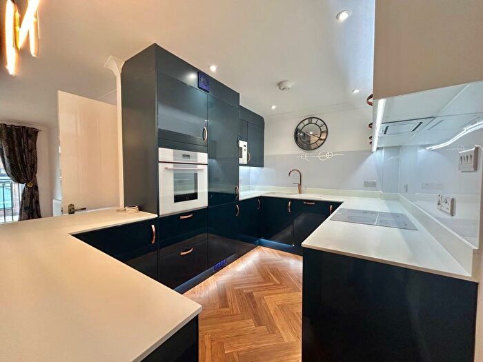 2 Bedroom Flat To Rent In Station Road, Henley-on-thames, RG9