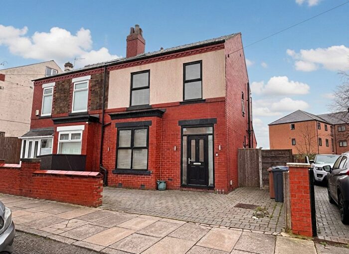 3 Bedroom Semi-Detached House For Sale In Rivington Crescent, Swinton, M27