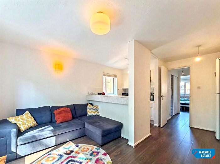 1 Bedroom Flat For Sale In Oval Court, Pavilion Way, Burnt Oak, Edgware, HA8