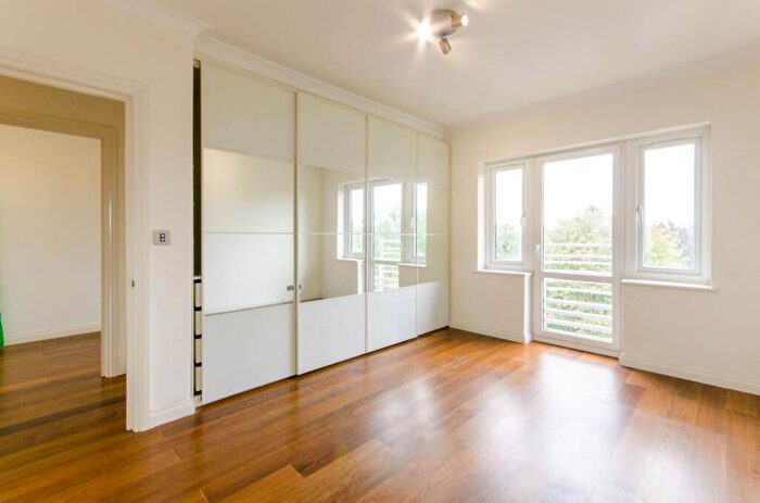 2 Bedroom Flat To Rent In Torrington Park, North Finchley, London, N12