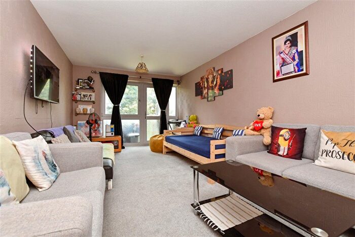 2 Bedroom Flat For Sale In Basinghall Gardens, Sutton, Surrey, SM2