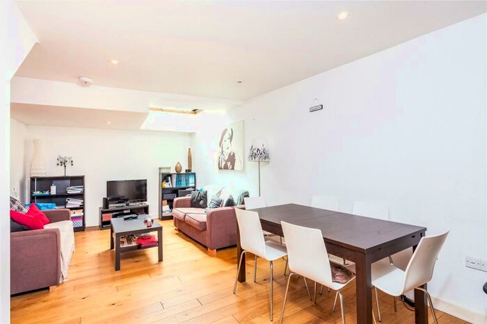 3 Bedroom Apartment To Rent In Oakley Crescent, Angel, EC1V