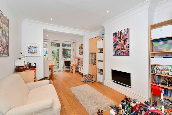 4 Bedroom Semi-Detached House To Rent In Glencairn Drive, London, W5