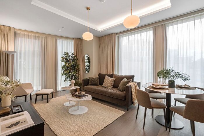 3 Bedroom Flat To Rent In Carnation Way, London, SW8