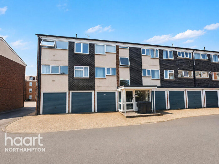 3 Bedroom Apartment For Sale In Cliftonville Court, Northampton, NN1