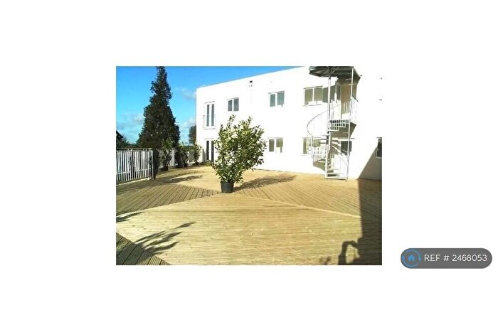 1 Bedroom Flat To Rent In Orchard Court, Potters Bar, EN6