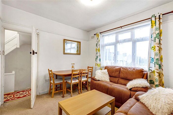 3 Bedroom Flat To Rent In Blakenham Road, Tooting, SW17