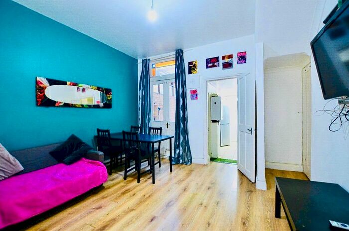 2 Bedroom Flat To Rent In High Road Leytonstone, London, E11