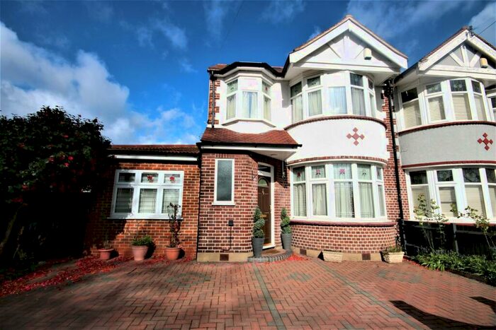 5 Bedroom House To Rent In Wellington Road, Bush Hill Park, Enfield, EN1