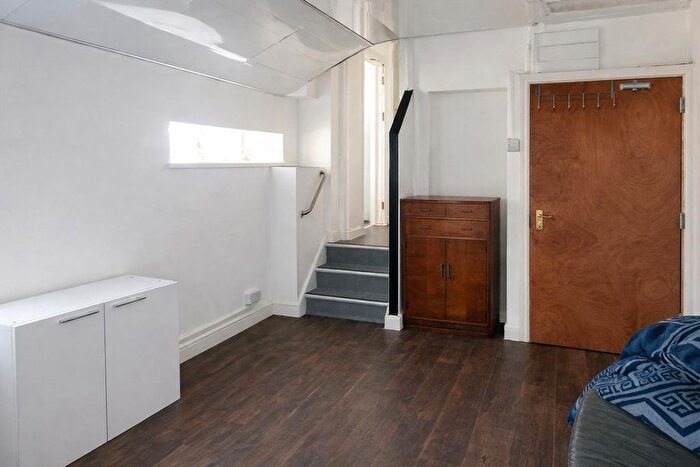 1 Bedroom Flat To Rent In Penarth Road, Cardiff, CF10