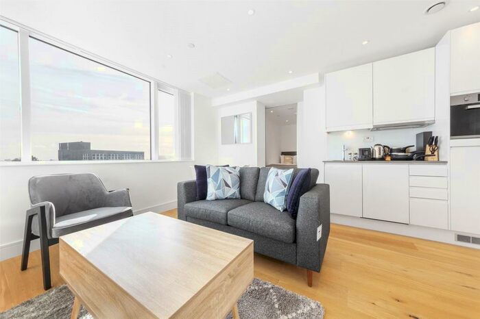 Apartment To Rent In High Street, Slough, Berkshire, SL1