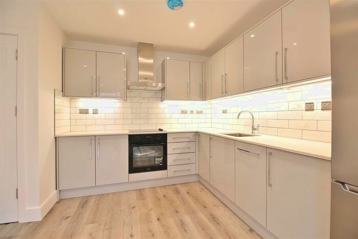 2 Bedroom Flat To Rent In Lawrence Parade, Lower Square, Isleworth, TW7