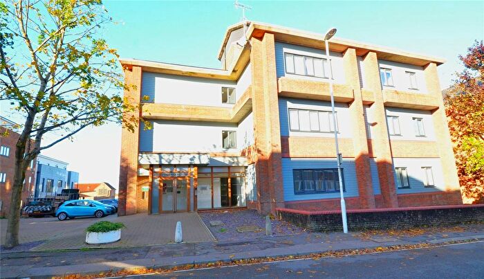 2 Bedroom Flat For Sale In Cantelupe Road, East Grinstead, West Sussex, RH19