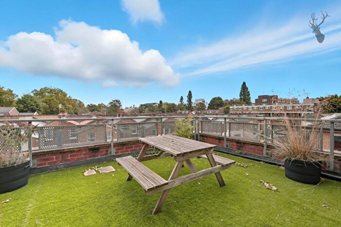 2 Bedroom Apartment For Sale In Globe Road, Stepney Green, E1