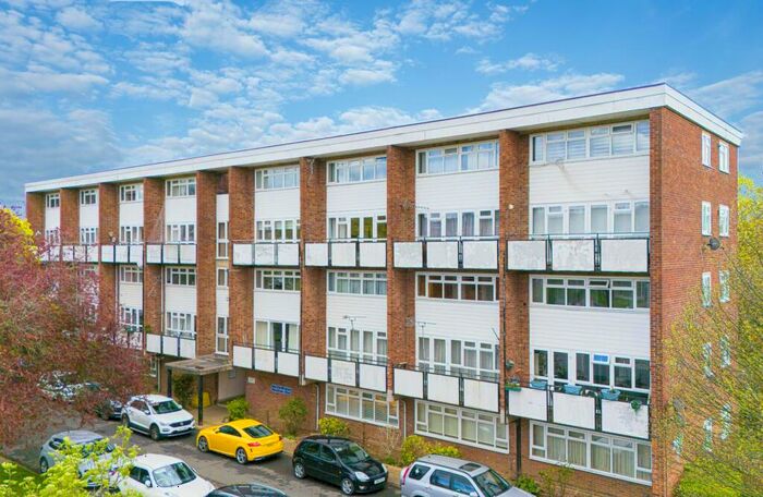 2 Bedroom Maisonette To Rent In Hornbeam Close, Buckhurst Hill, IG9