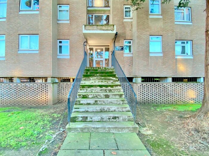 2 Bedroom Flat To Rent In Brunswick Court, Chapel End, Hoddesdon EN11