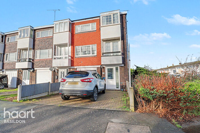 4 Bedroom Town House For Sale In Trindehay, Basildon, SS15