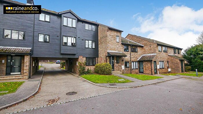 2 Bedroom Flat For Sale In Newlands, Hatfield, AL9