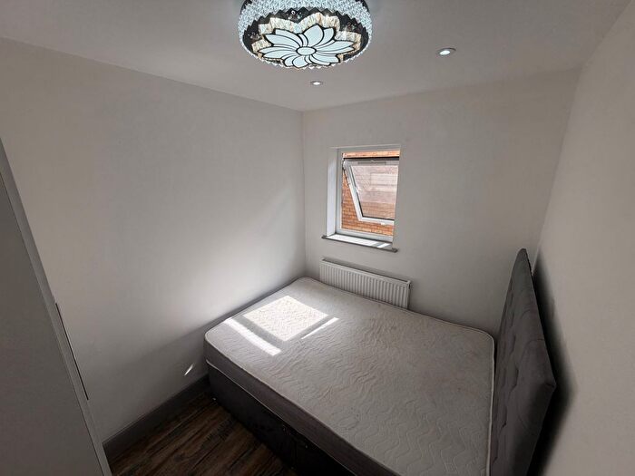 3 Bedroom Flat To Rent In King Street, Southall, UB2