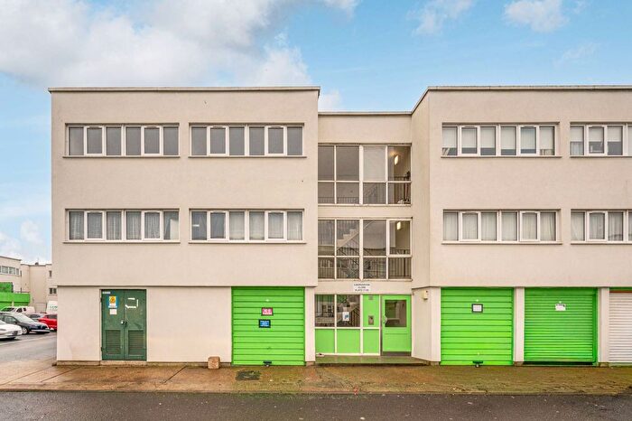 1 Bedroom Flat For Sale In Caernarvon Close, Mitcham, CR4