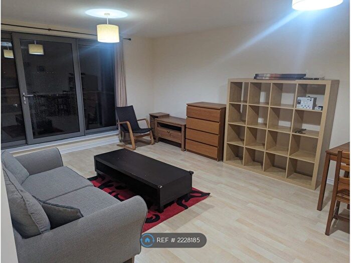 2 Bedroom Flat To Rent In Ashleigh Court, Watford, WD17