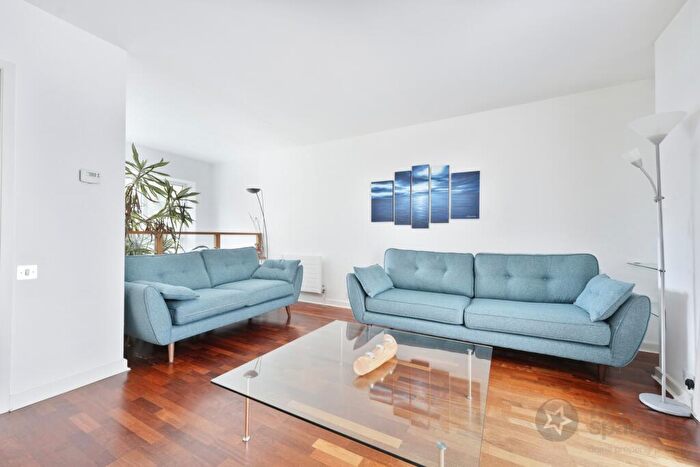 3 Bedroom Town House To Rent In Chandler Mews, Canary Wharf, E14